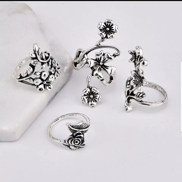 Relisted☆Olly☆ Flower Ring Set - Picture 5 of 6